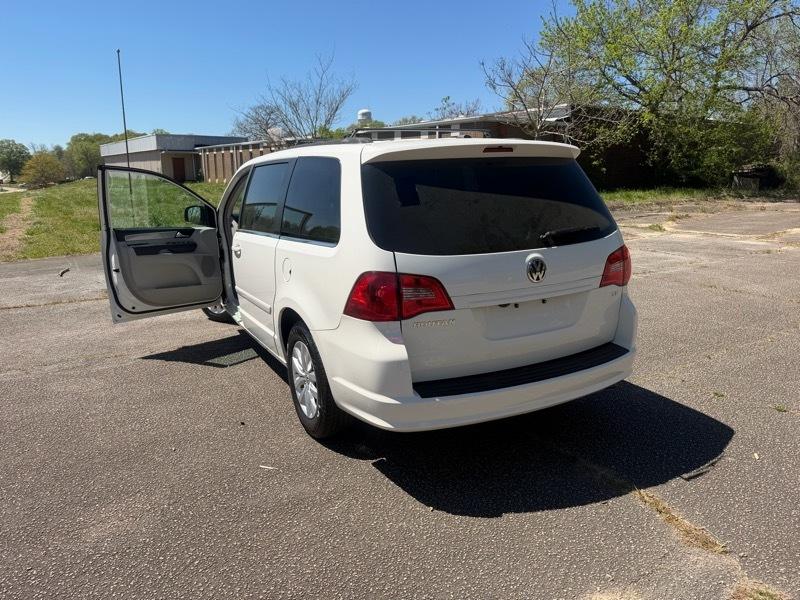 Volkswagen Routan SE 2012