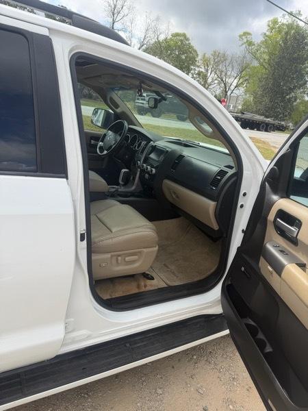 Toyota Sequoia  2010