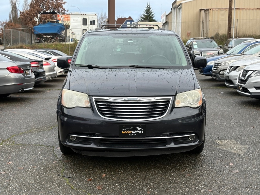 2013 Chrysler Town & Country Touring's photo
