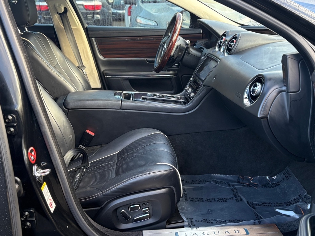 Jaguar XJ-Series  2011