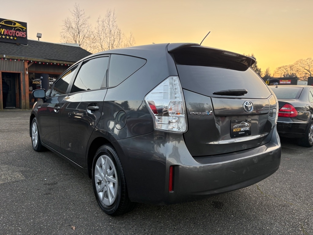 Toyota Prius V  2013