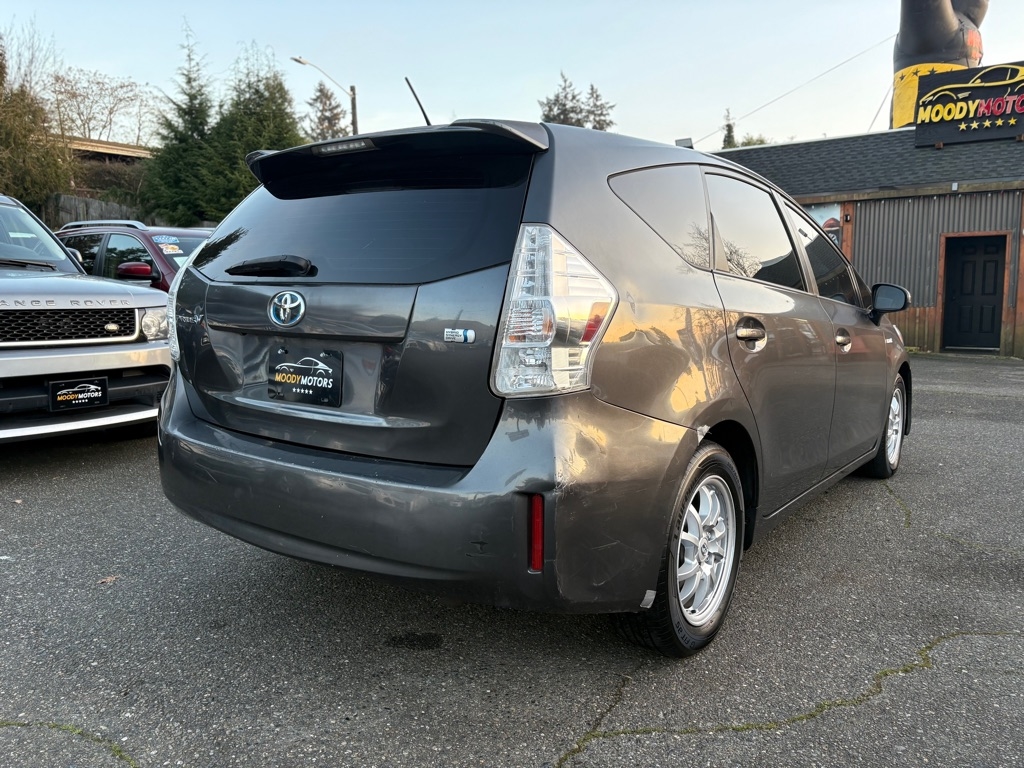 Toyota Prius V  2013