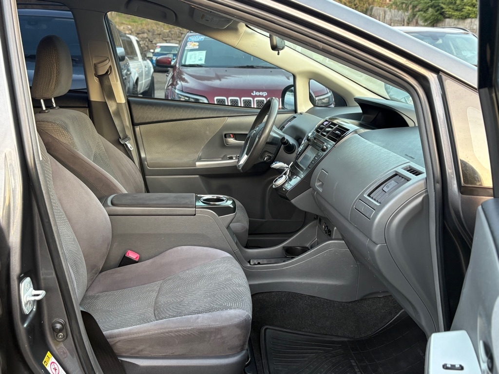 Toyota Prius V  2013