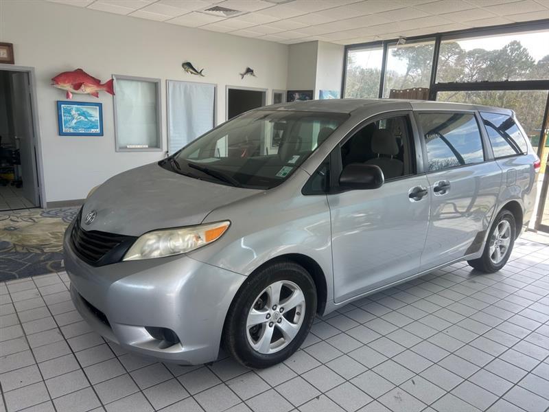 Toyota Sienna Base 2011
