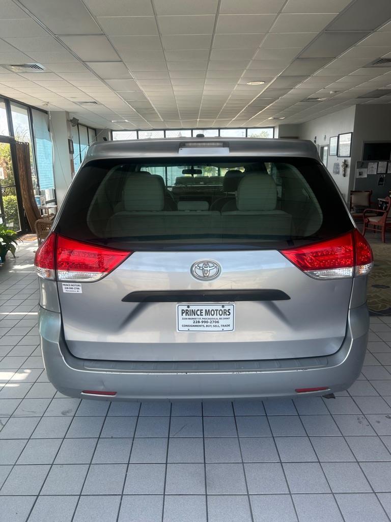 Toyota Sienna Base 2011