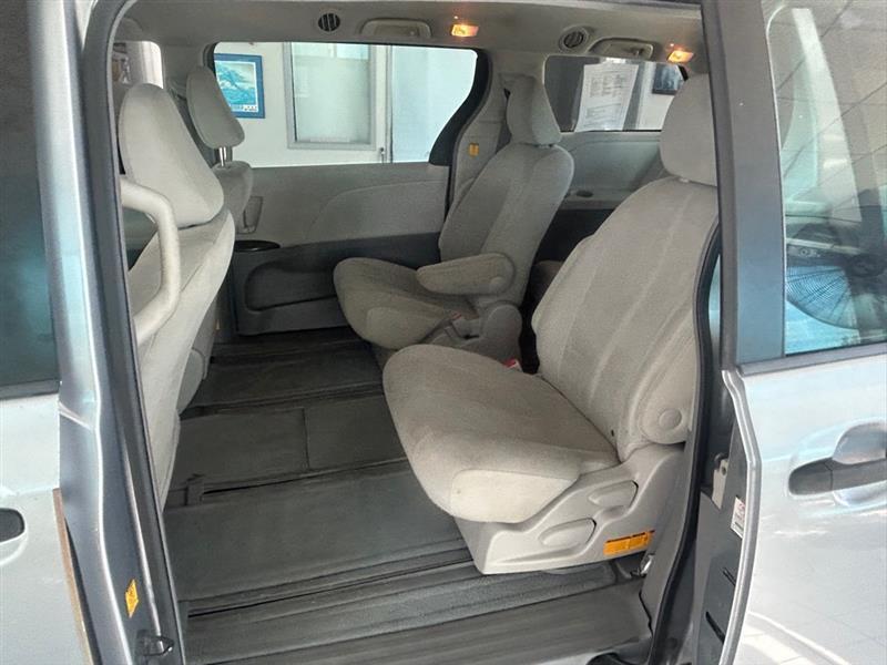 Toyota Sienna Base 2011