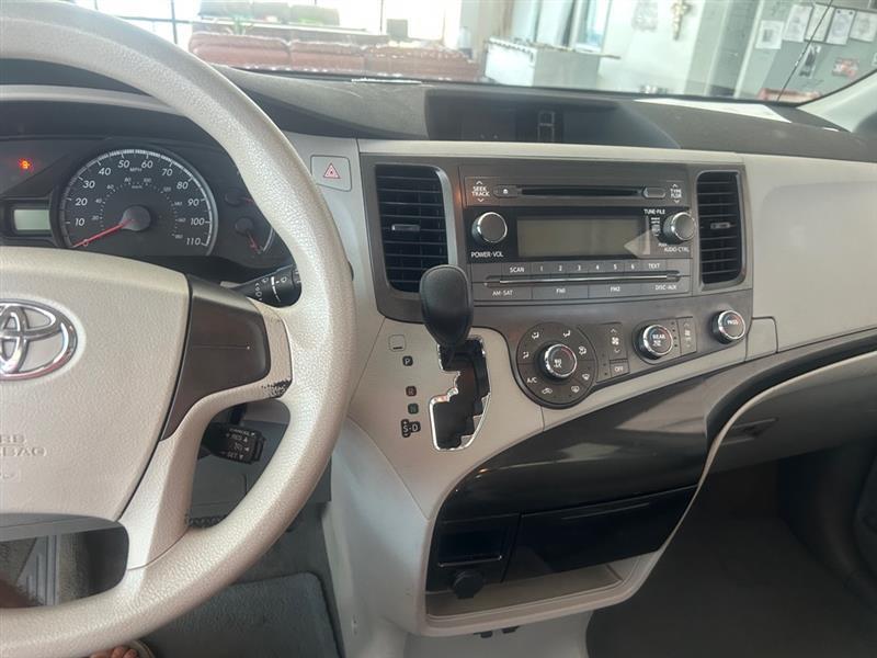 Toyota Sienna Base 2011