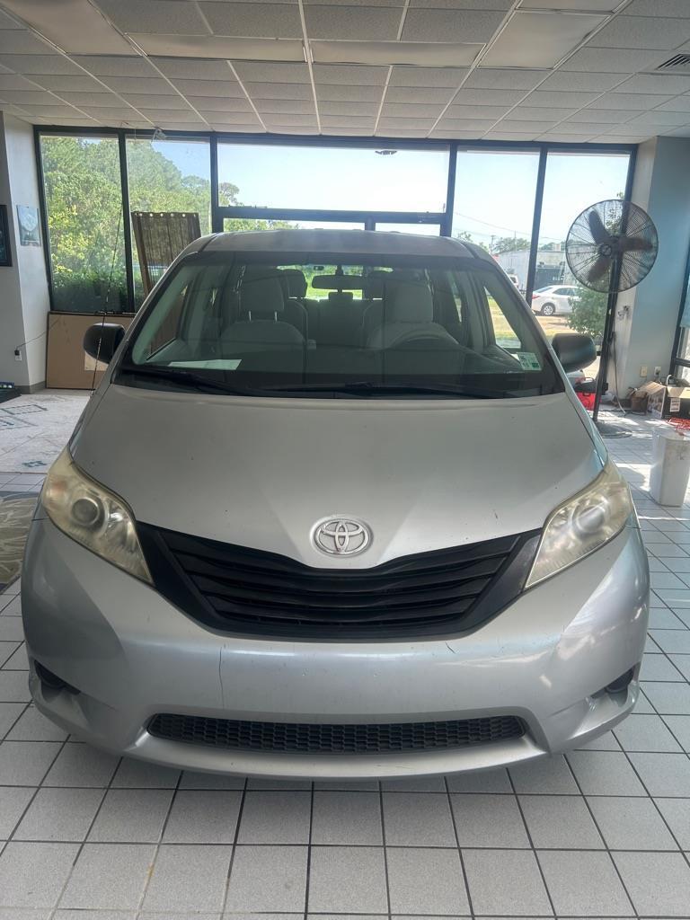Toyota Sienna Base 2011
