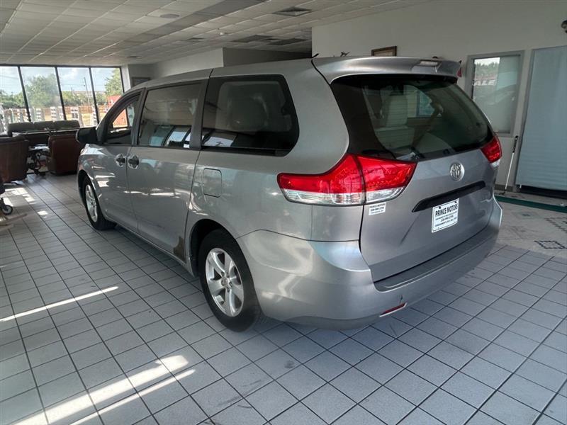 Toyota Sienna Base 2011