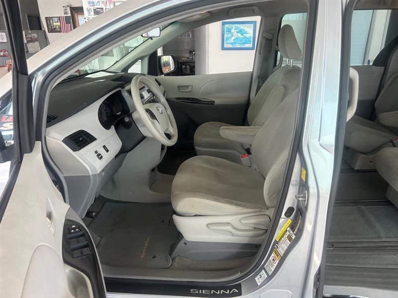 Toyota Sienna Base 2011
