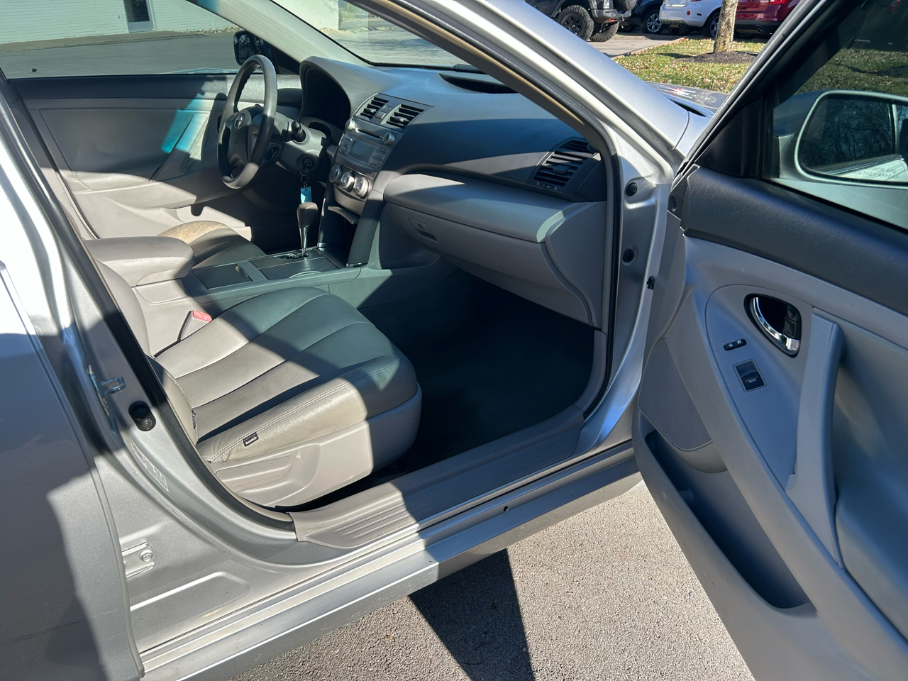 Toyota Camry Base 6-Spd AT 2011