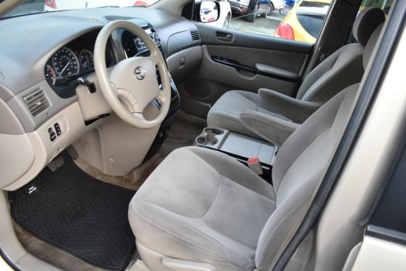 Toyota Sienna LE - 7 Passenger Seating 2005