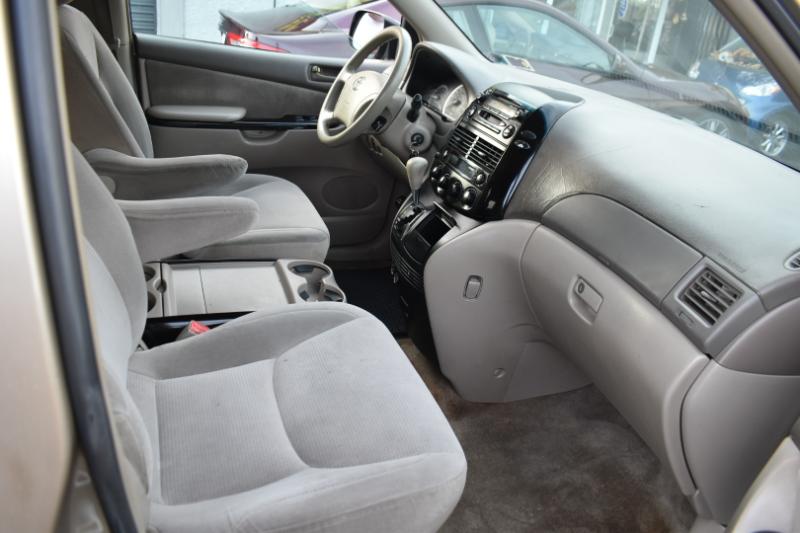 Toyota Sienna LE - 7 Passenger Seating 2005