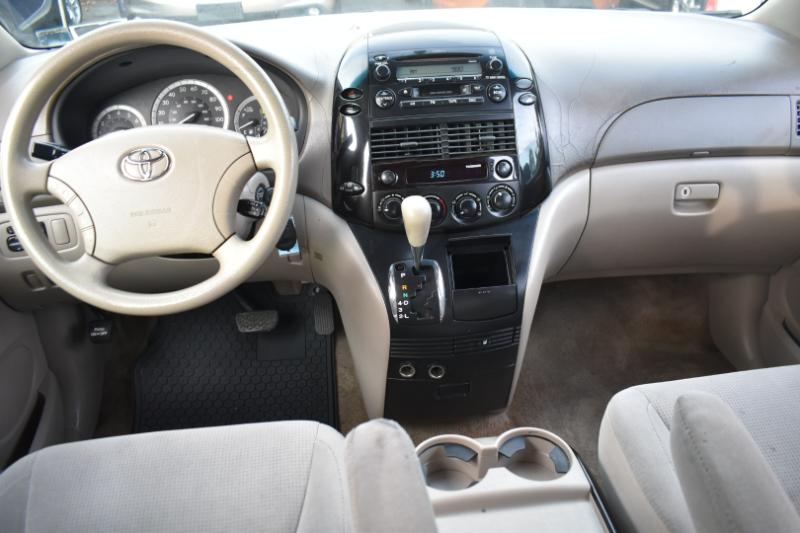 Toyota Sienna LE - 7 Passenger Seating 2005