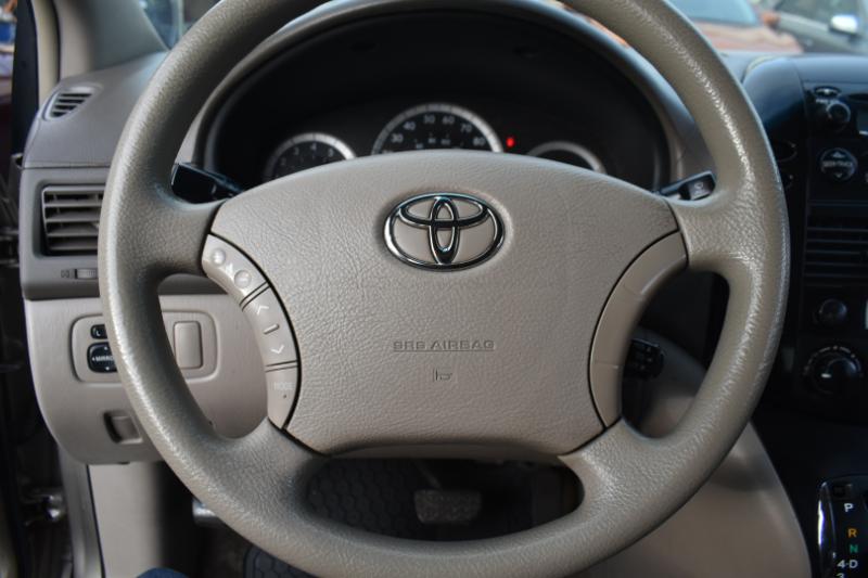 Toyota Sienna LE - 7 Passenger Seating 2005