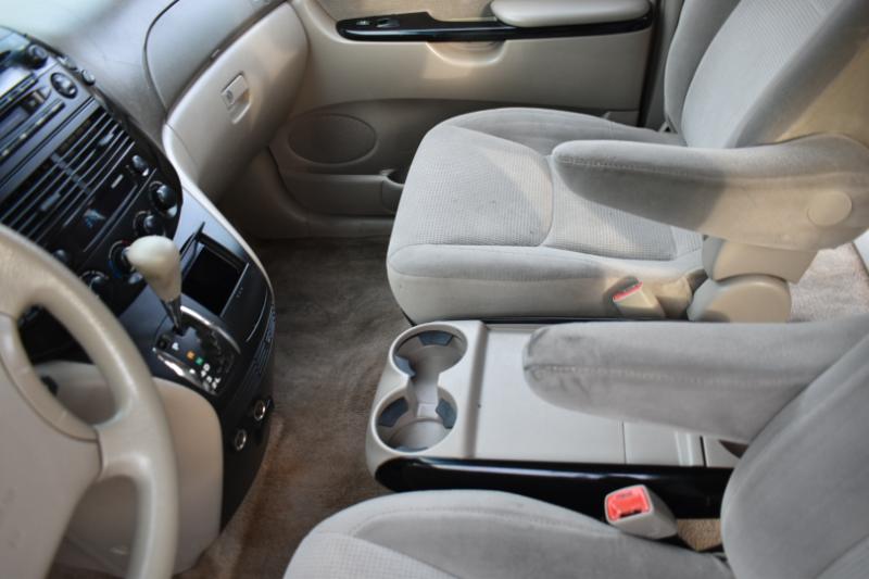 Toyota Sienna LE - 7 Passenger Seating 2005
