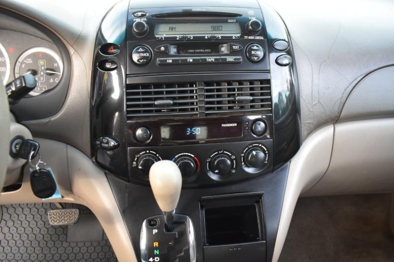 Toyota Sienna LE - 7 Passenger Seating 2005