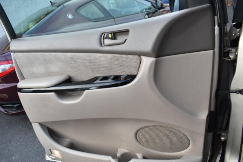 Toyota Sienna LE - 7 Passenger Seating 2005