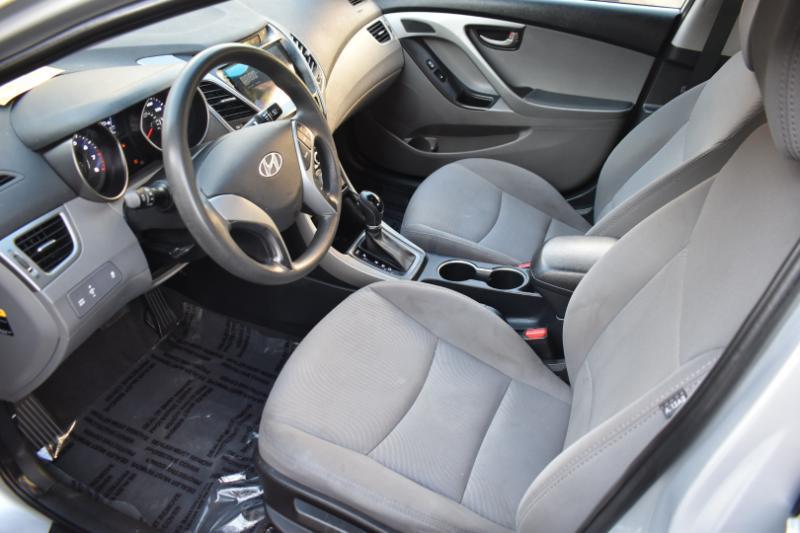 Hyundai Elantra SE 6AT 2016