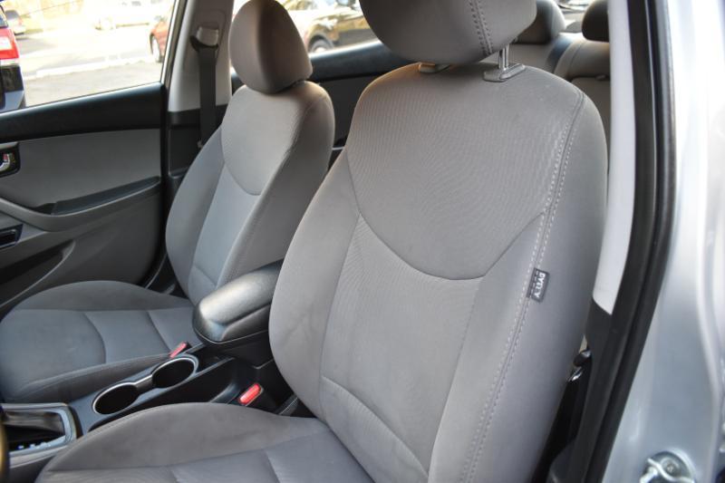 Hyundai Elantra SE 6AT 2016