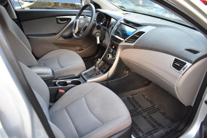 Hyundai Elantra SE 6AT 2016