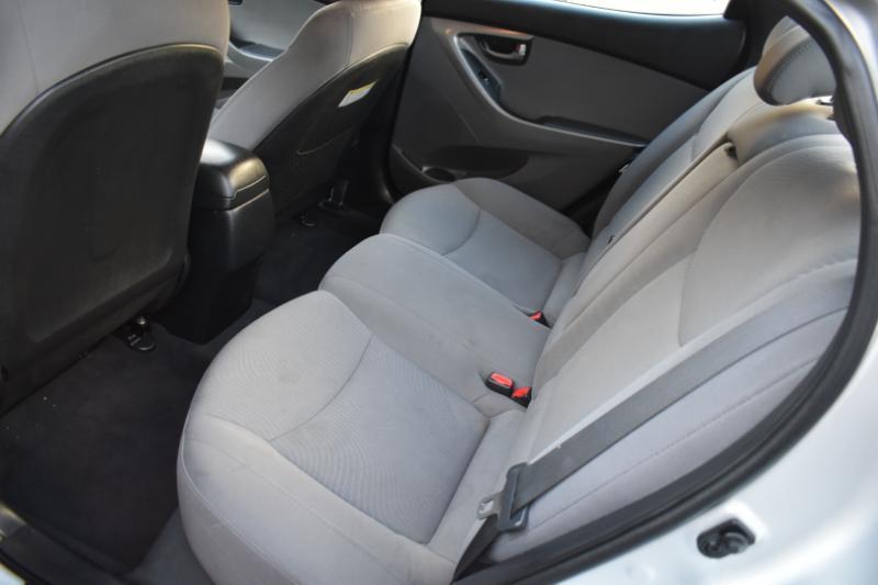 Hyundai Elantra SE 6AT 2016