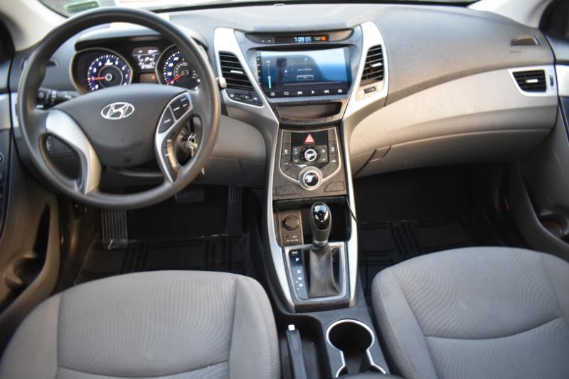 Hyundai Elantra SE 6AT 2016