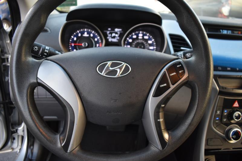Hyundai Elantra SE 6AT 2016