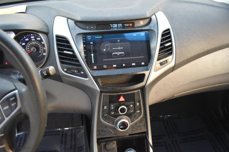 Hyundai Elantra SE 6AT 2016