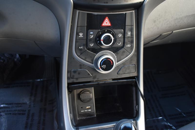 Hyundai Elantra SE 6AT 2016