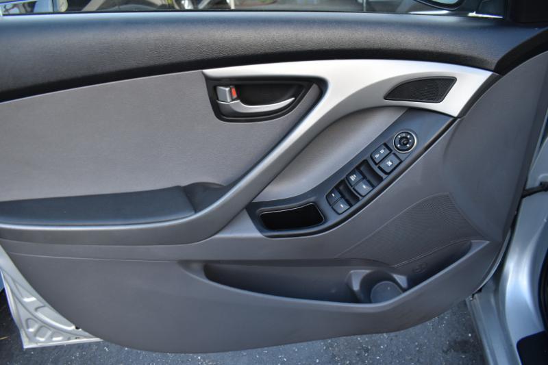 Hyundai Elantra SE 6AT 2016
