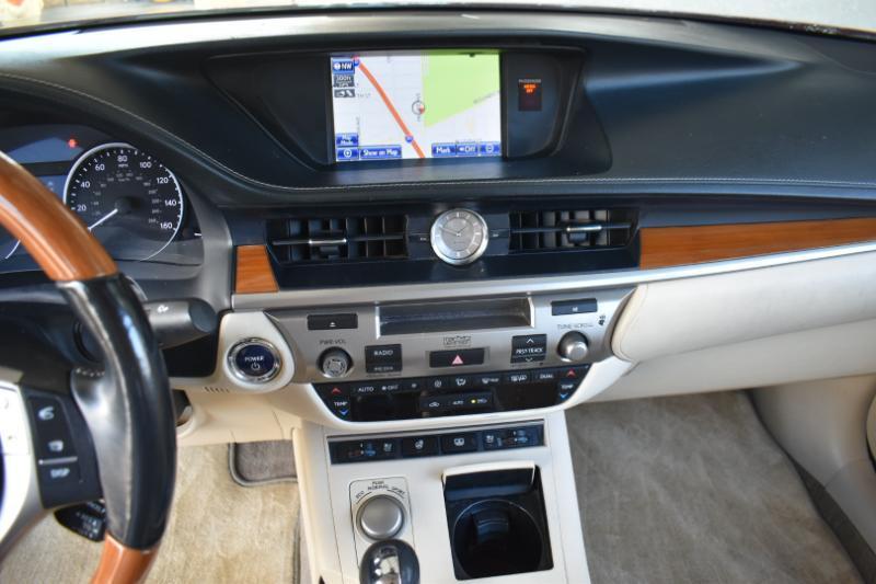 Lexus ES 300h Sedan 2013