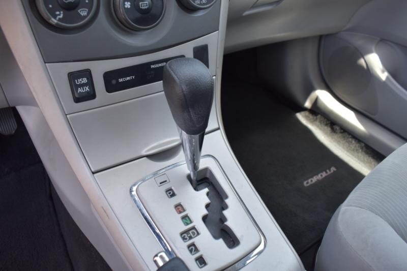 Toyota Corolla LE 4-Speed AT 2012