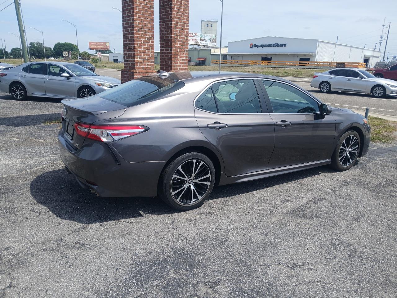 Toyota Camry SE 2020
