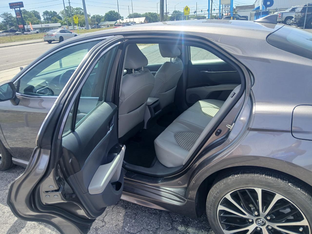 Toyota Camry SE 2020