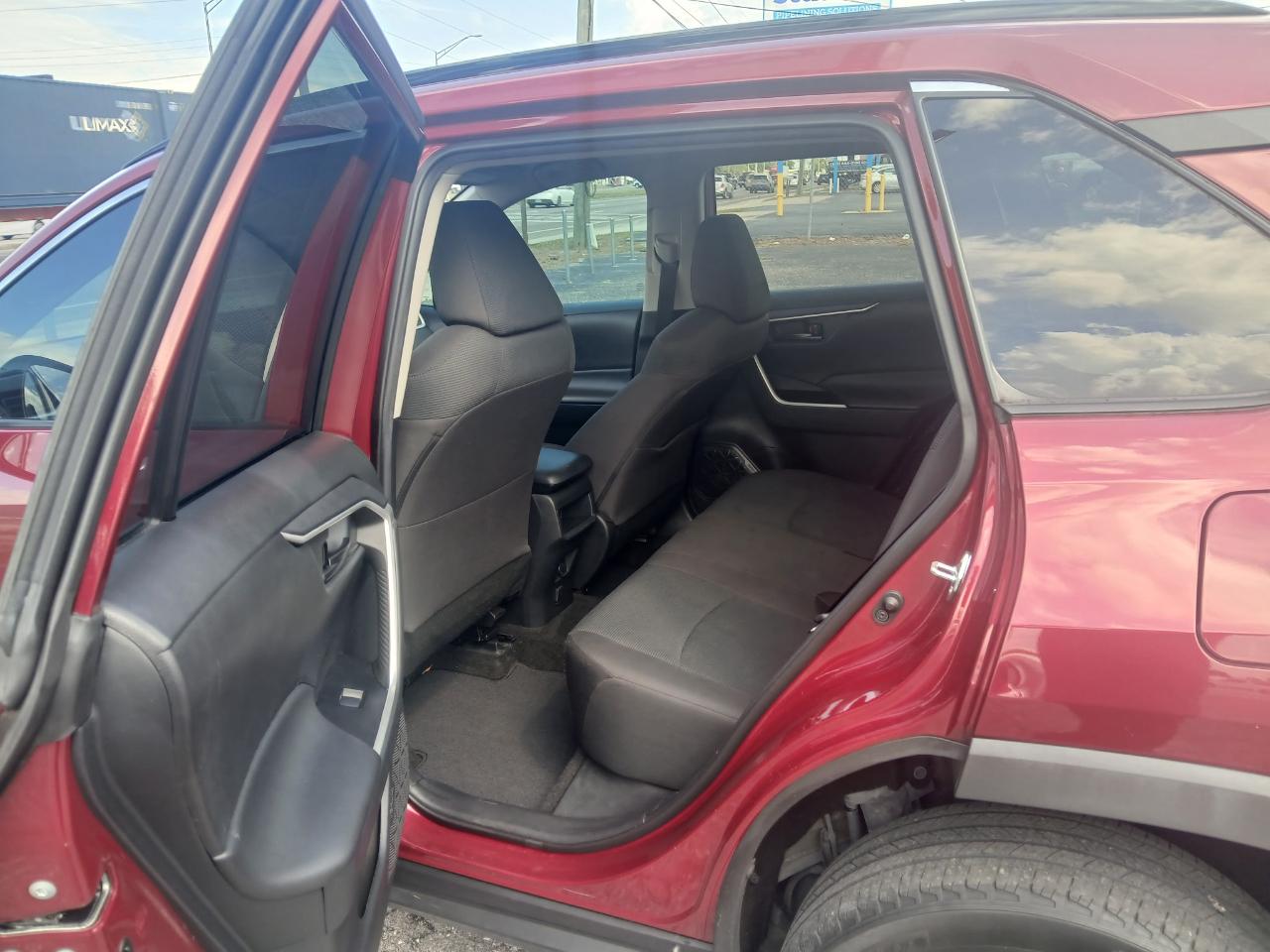 Toyota RAV4 LE 2021
