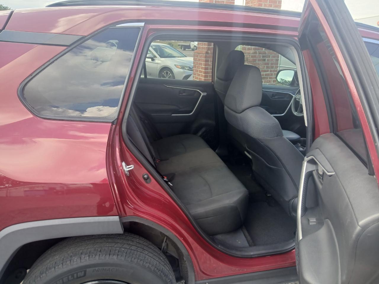 Toyota RAV4 LE 2021
