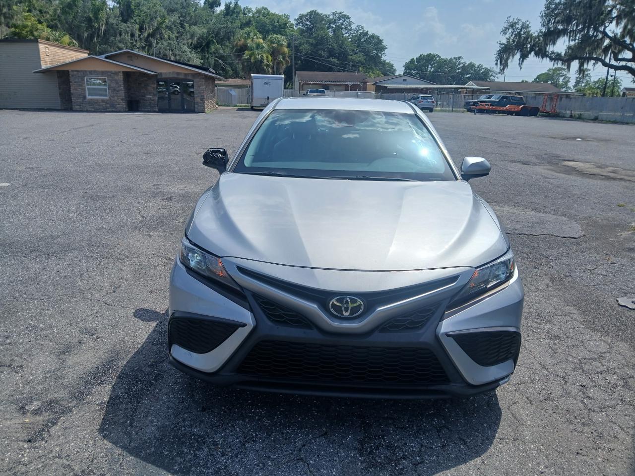 Toyota Camry SE 2021