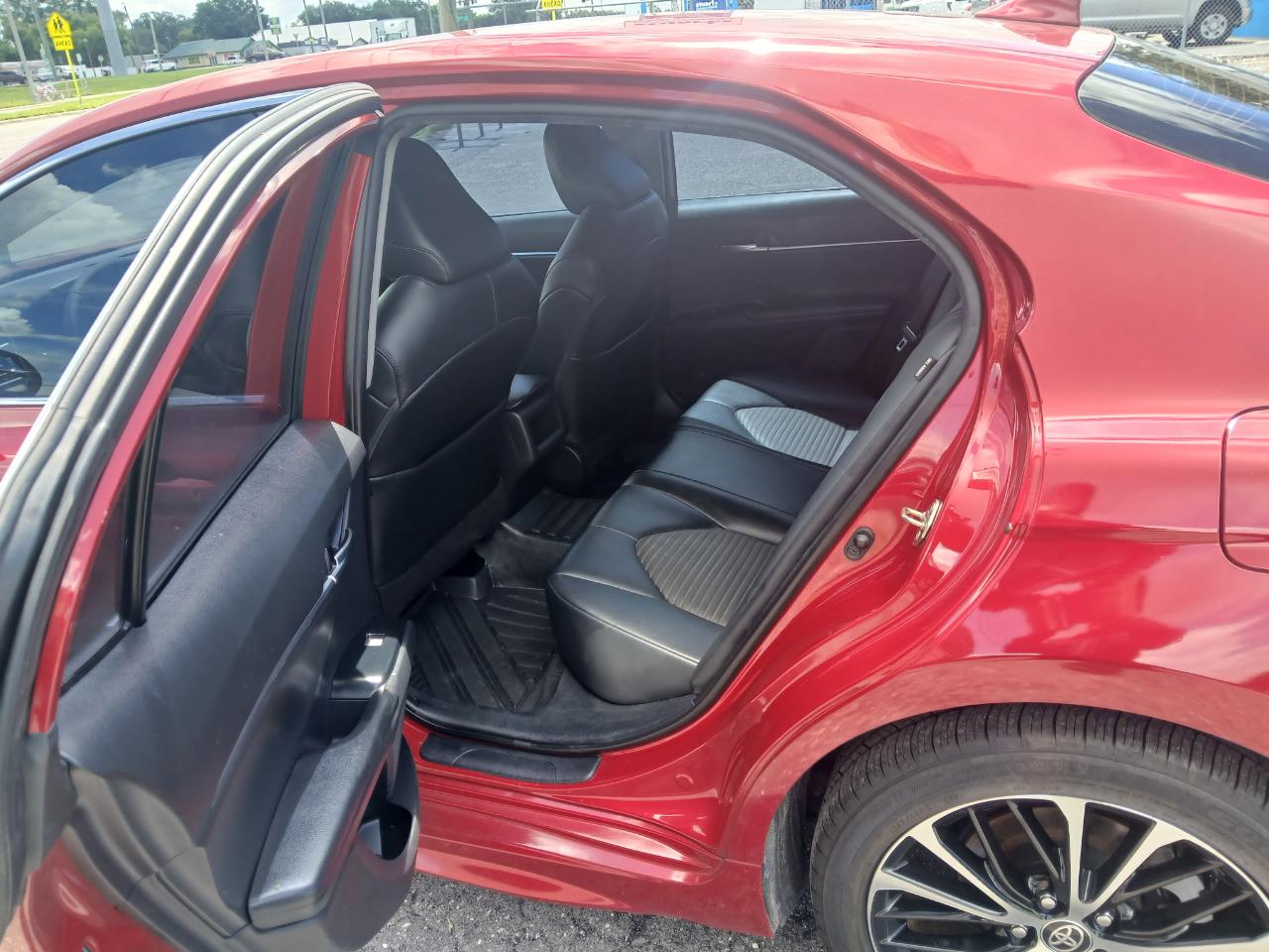 Toyota Camry SE 2020