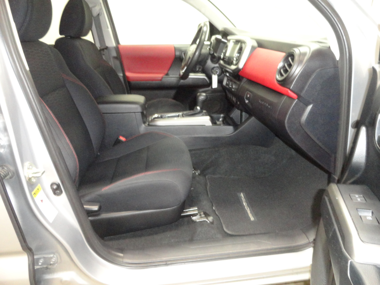 Toyota Tacoma SR5 Double Cab 5' Bed V6 4x2 AT (Natl) 2017