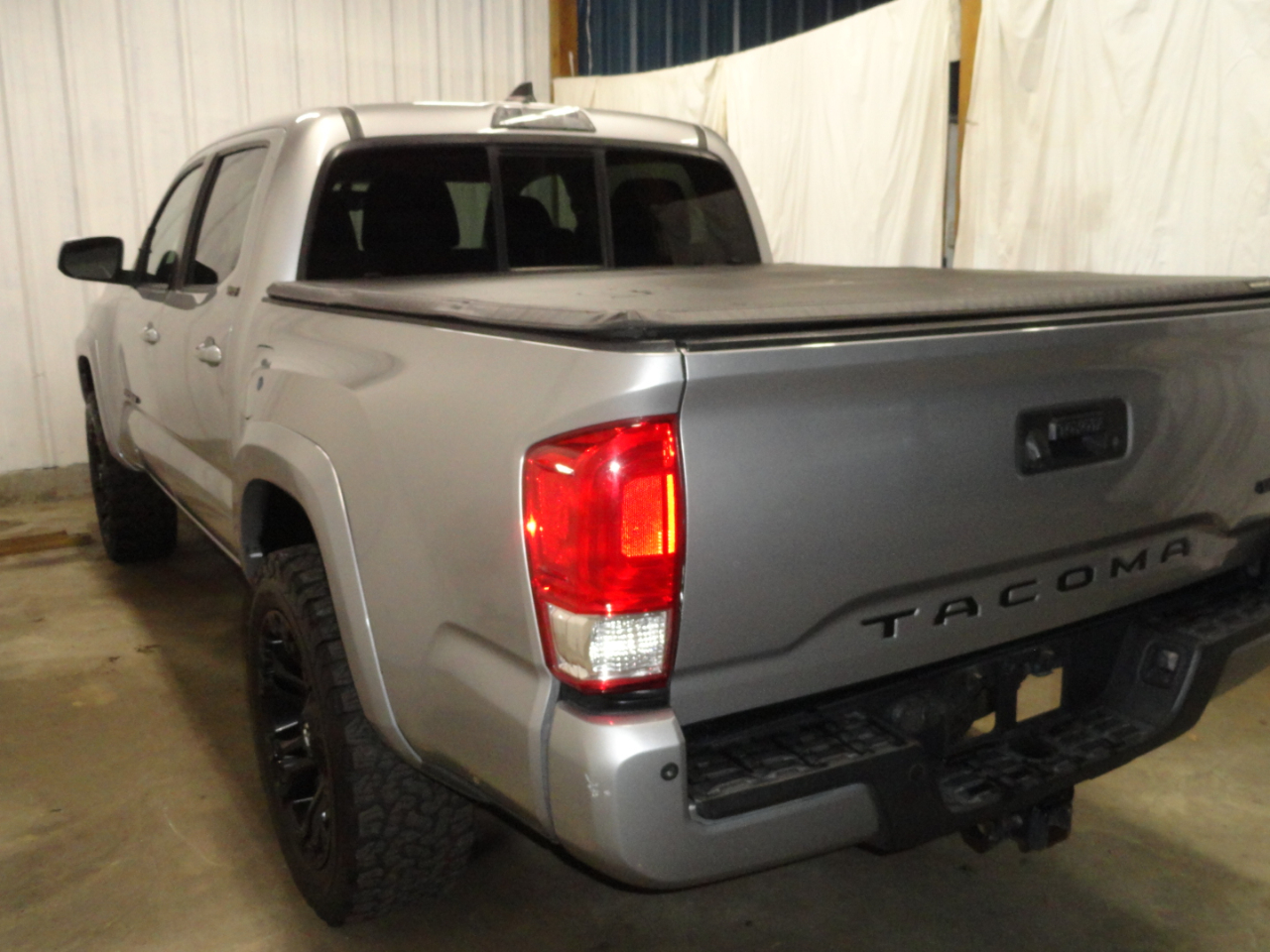 Toyota Tacoma SR5 Double Cab 5' Bed V6 4x2 AT (Natl) 2017
