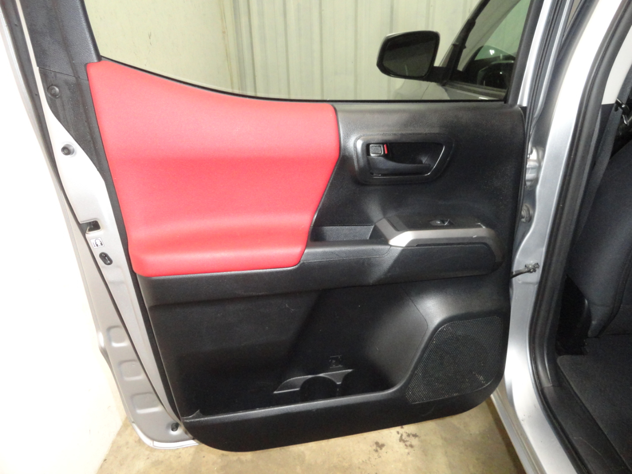 Toyota Tacoma SR5 Double Cab 5' Bed V6 4x2 AT (Natl) 2017