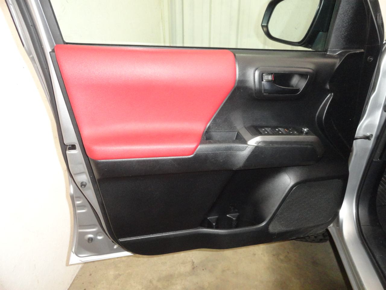 Toyota Tacoma SR5 Double Cab 5' Bed V6 4x2 AT (Natl) 2017