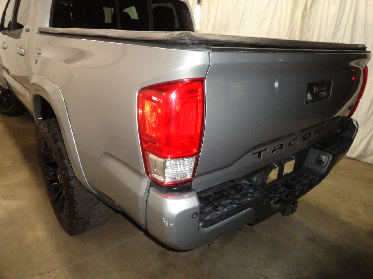 Toyota Tacoma SR5 Double Cab 5' Bed V6 4x2 AT (Natl) 2017