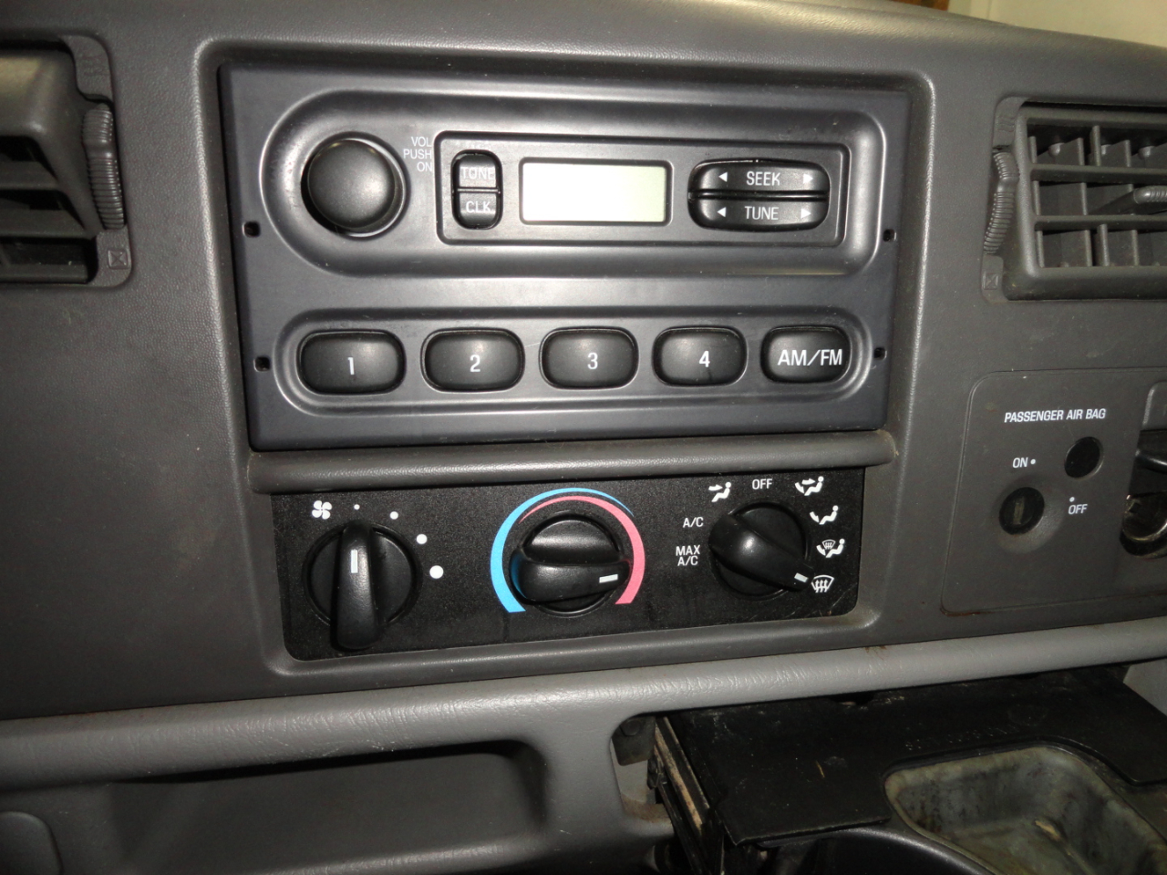 Ford Super Duty F-250 Reg Cab 137" XL 4WD 2004