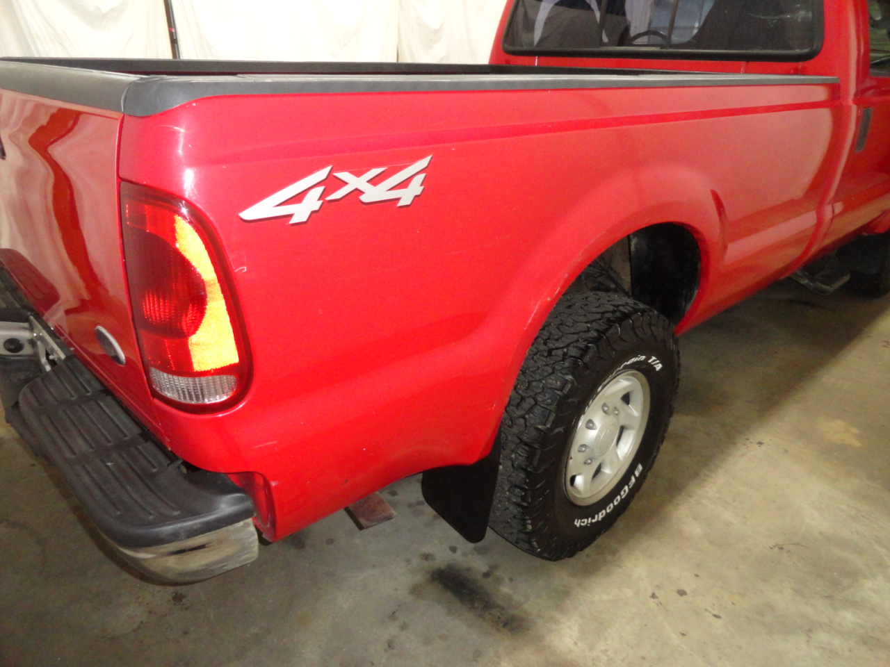 Ford Super Duty F-250 Reg Cab 137" XL 4WD 2004