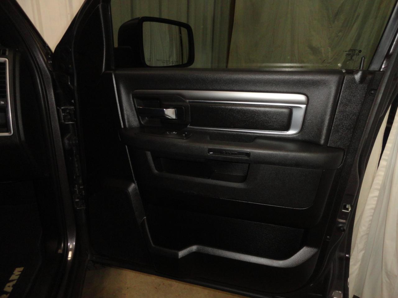 RAM 1500 Classic Warlock 4x4 Crew Cab 5'7" Box 2021