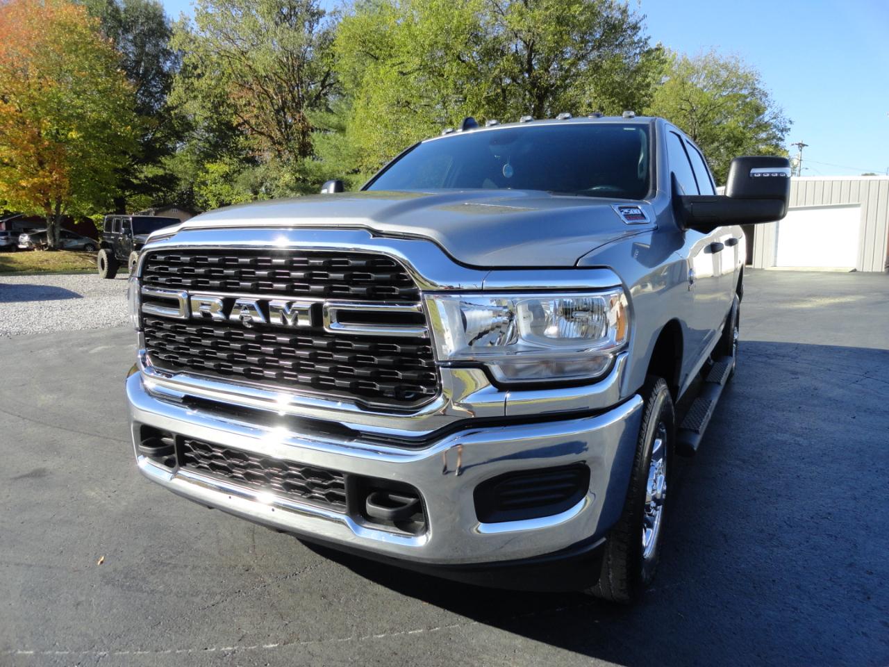 RAM 2500 Tradesman 4x4 Crew Cab 6'4" Box 2024