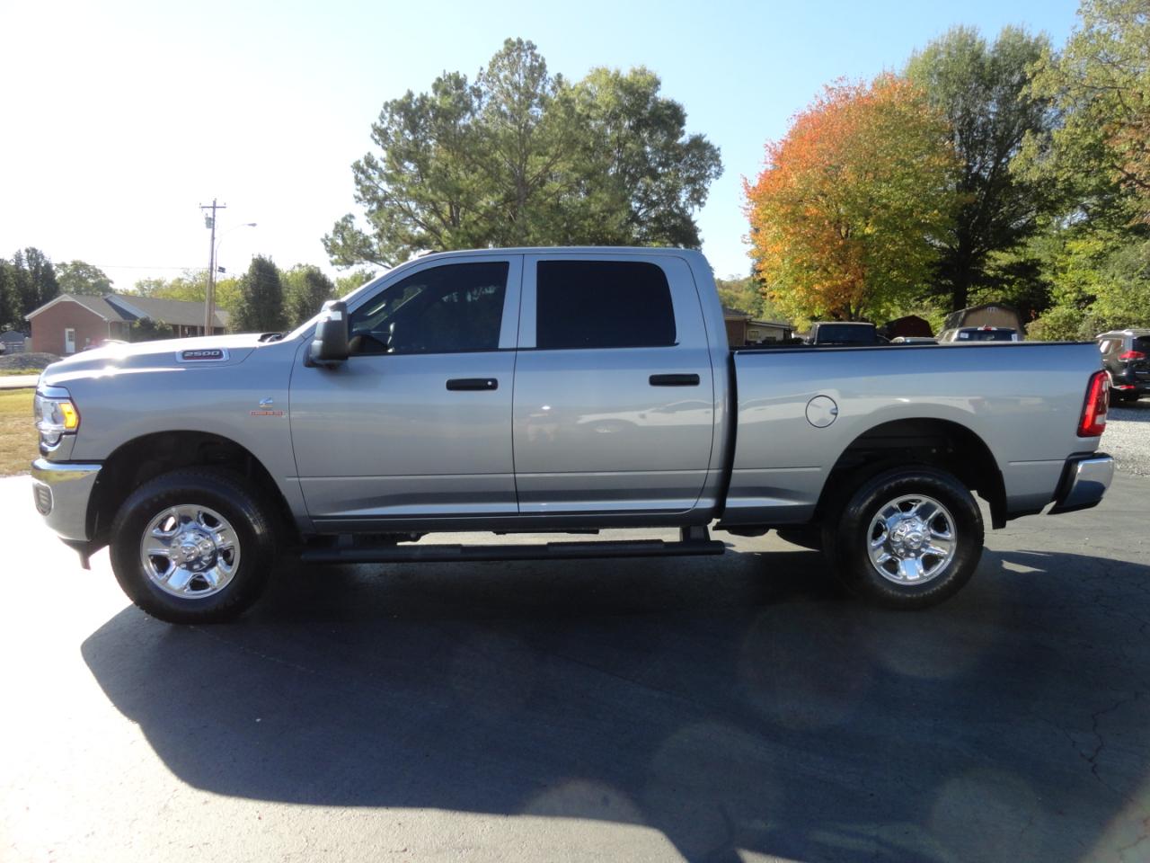 RAM 2500 Tradesman 4x4 Crew Cab 6'4" Box 2024