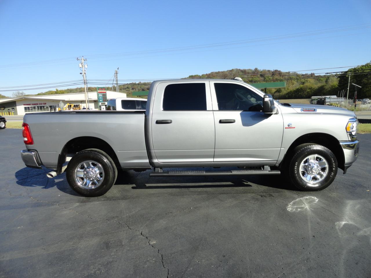 RAM 2500 Tradesman 4x4 Crew Cab 6'4" Box 2024